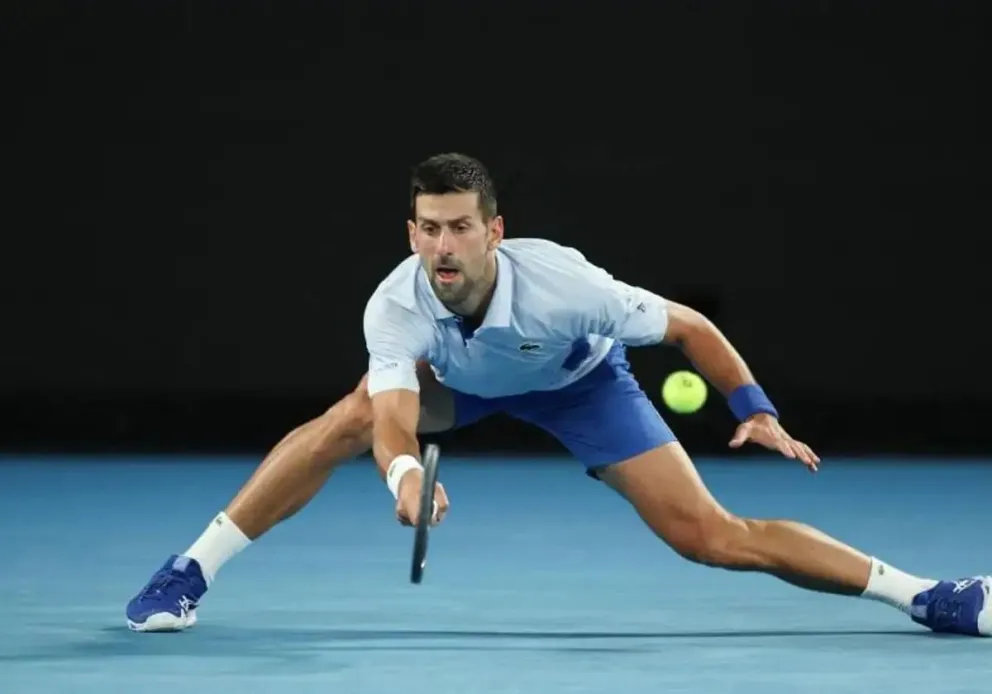 Djokovic pasó a cuartos en el Abierto de Australia y alcanzó un récord de Roger Federer
