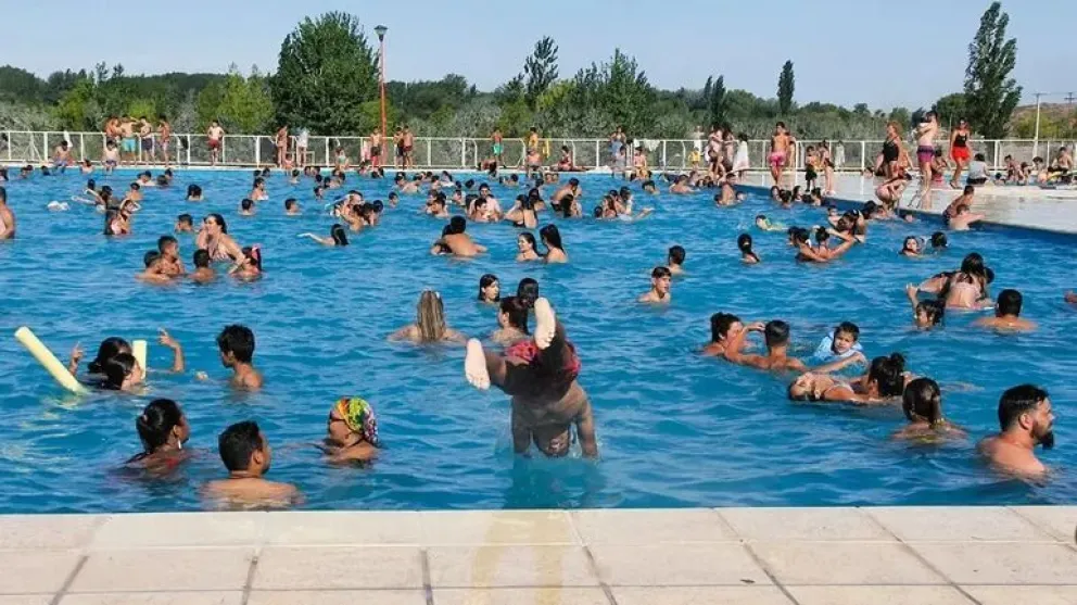Récord de asistencia a la pileta municipal de la Isla Jordán