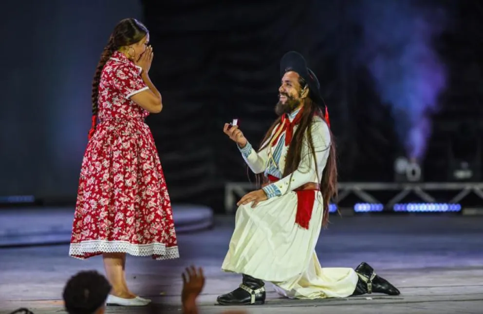 Emotiva propuesta de matrimonio en el Festival Nacional de Folklore de Cosquín
