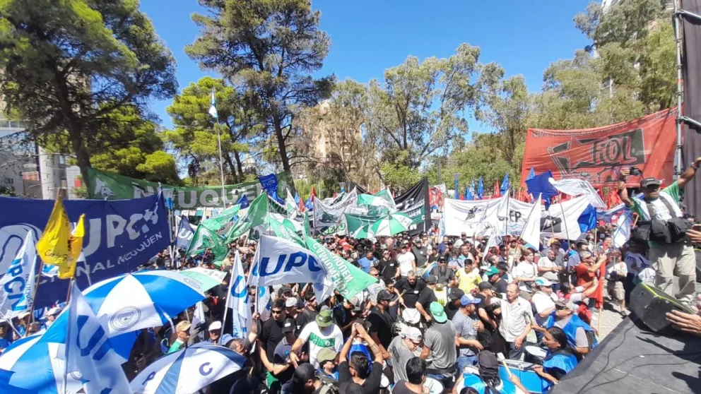 Multitudinaria marcha en la región en contra de las medidas nacionales
