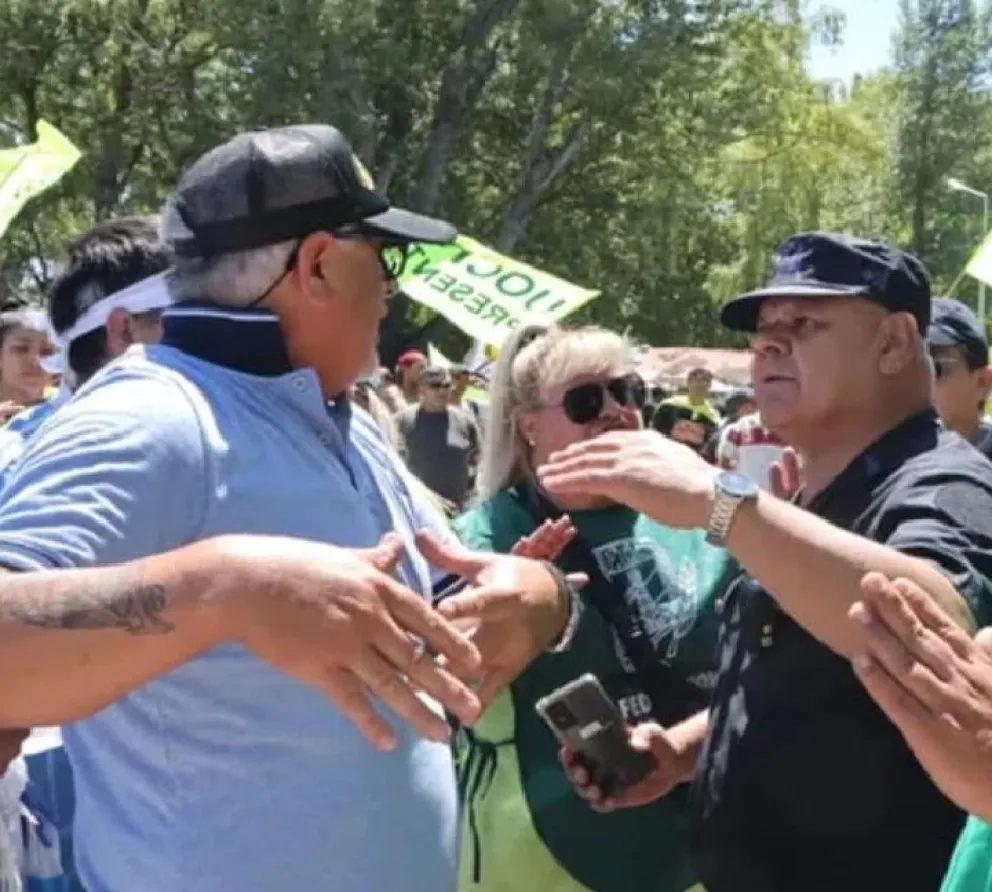 La marcha en Cipolletti se trasladó a los puentes y la policía federal los interceptó 