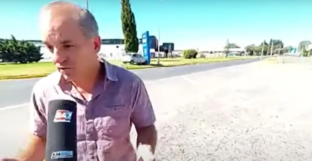 Funcionario daba entrevista sobre los tótems de tránsito cuando un auto impactó contra uno de éstos
