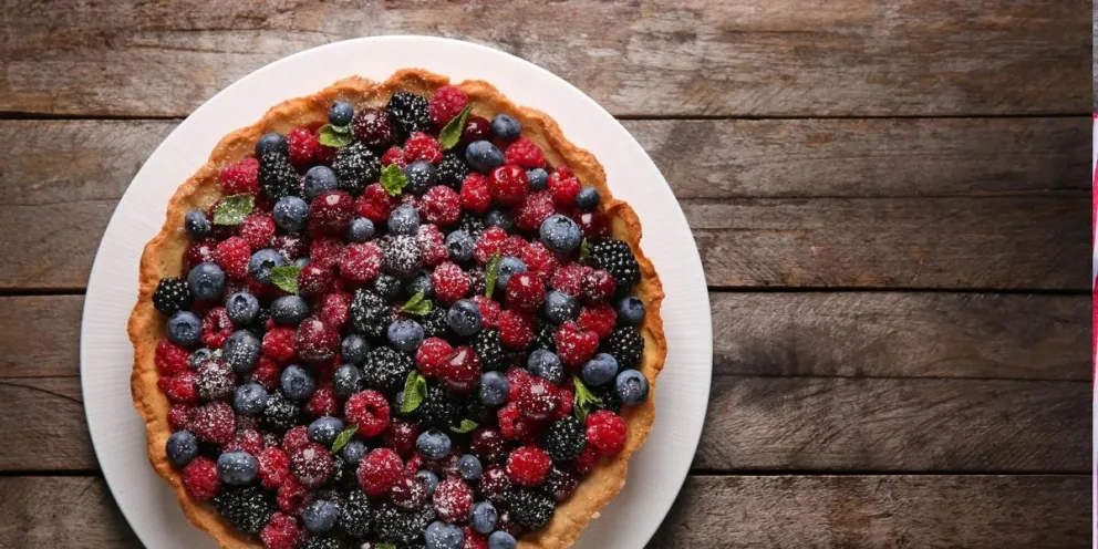 Una delicia de verano: tarta de frutos rojos, crema y dulce de leche 