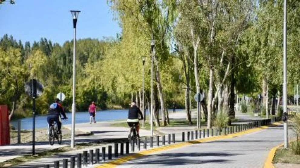 Caos en el Paseo de la Costa: salvaje pelea entre dos adolescentes
