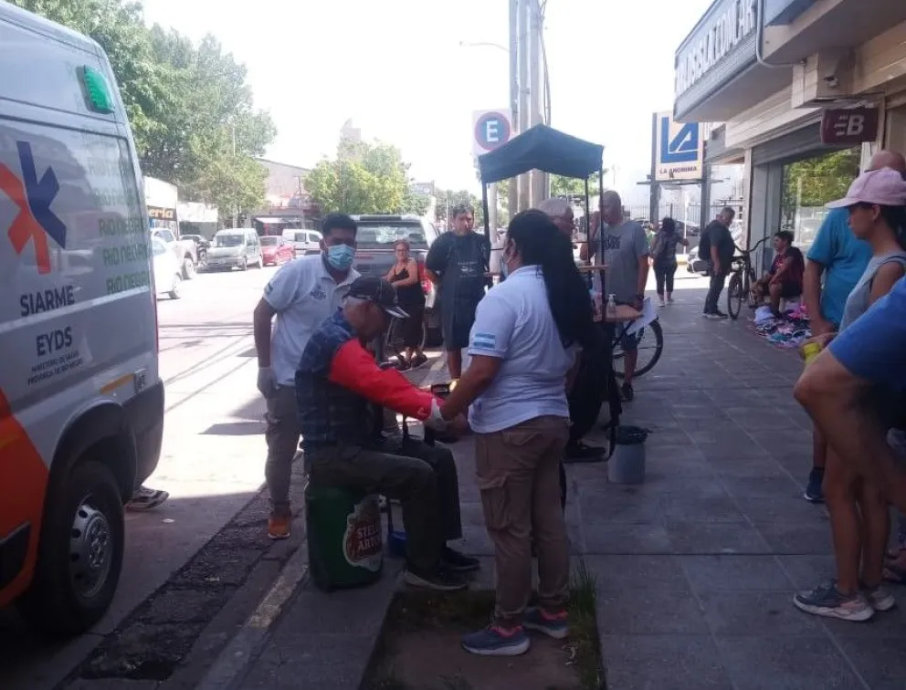 Largas colas frente al Banco Nación: se descompensó un jubilado mientras esperaba en la calle