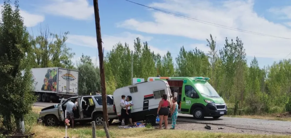   Colisión entre una camioneta y un camión dejó cuatro heridos en la “Curva de Verani”