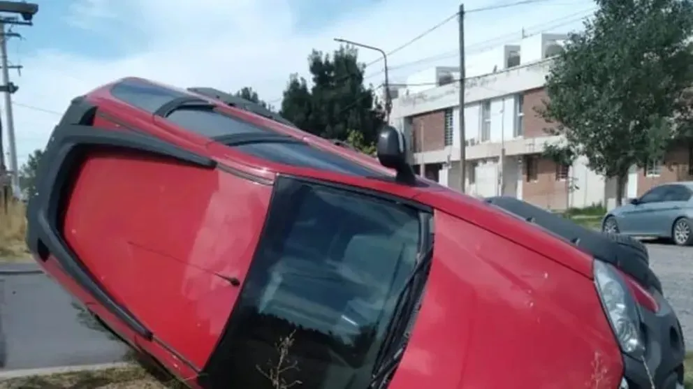 Un vehículo terminó en un canal de riego del Alto Valle
