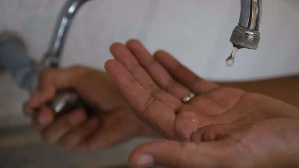 Desde Aguas Rionegrinas advierten por el "consumo excesivo de agua potable" durante la ola de calor