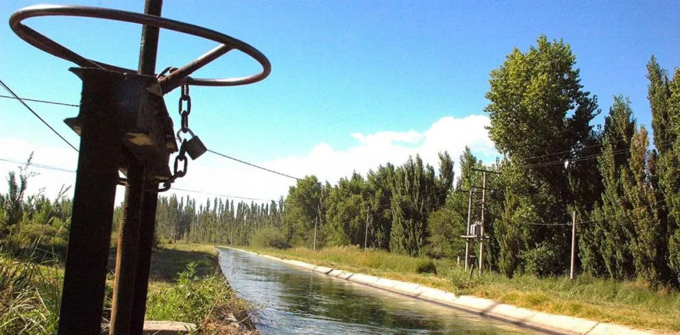 Vecinos salvaron a dos hombres que se ahogaban en un canal de riego 