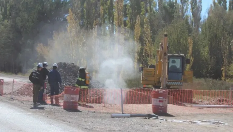 Un peligro: una empresa realizaba trabajos y rompió un caño de gas