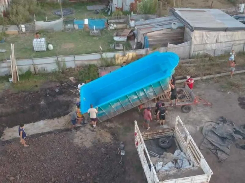 Compró una pileta, se la robaron a medio llenar y la encontraron instalada en un terreno tomado