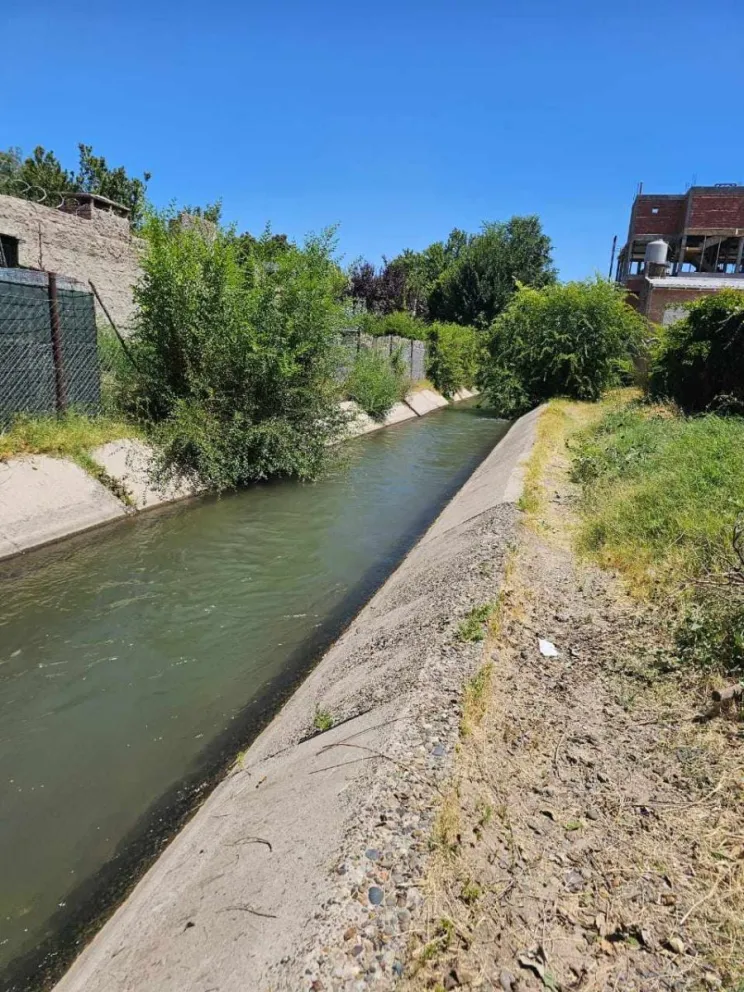 Vecinos del B° Prieto exigen seguridad y limpieza en el canal de riego