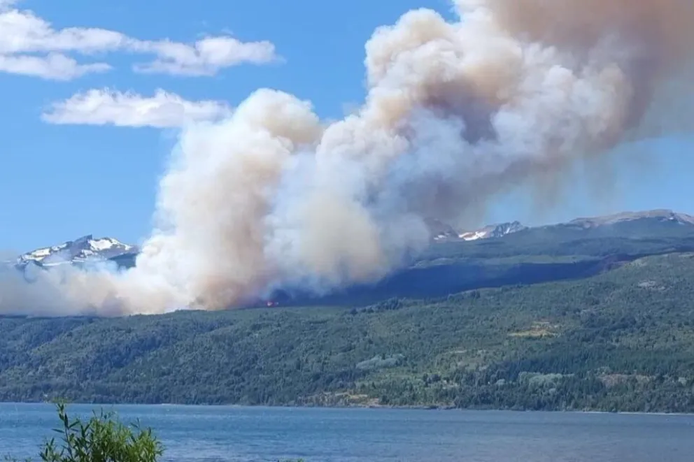 Incendio forestal en el Parque Nacional Los Alerces: más brigadistas se suman para combatir el fuego