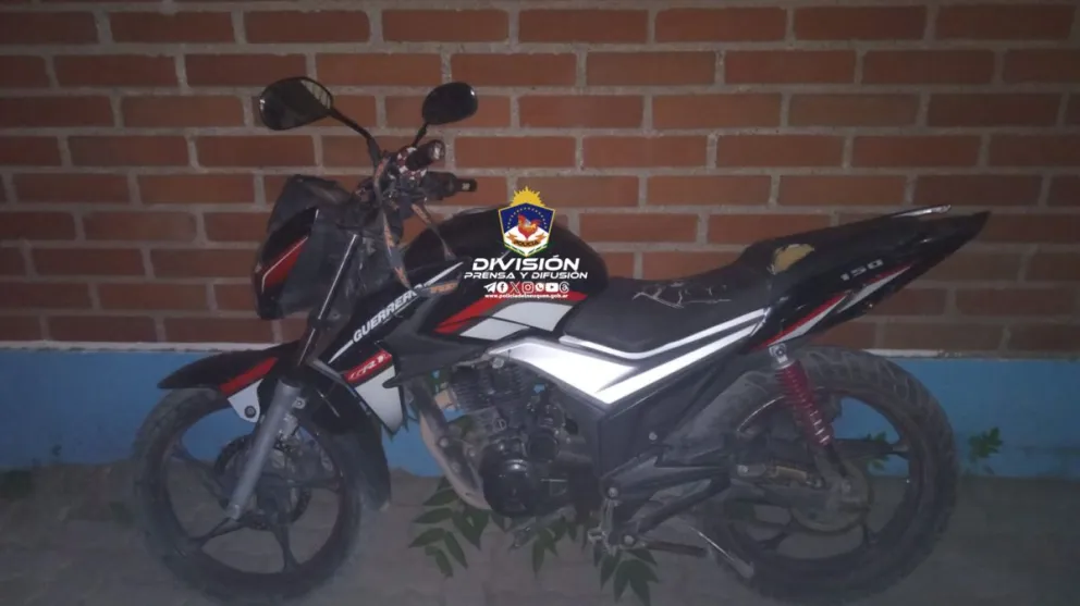 Lo pararon por andar sin casco y circulaba en una moto robada