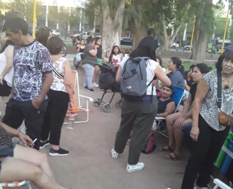 En rechazo al DNU y la Ley Ómnibus, un centenar de personas se reunió en asamblea en la plaza San Martín 