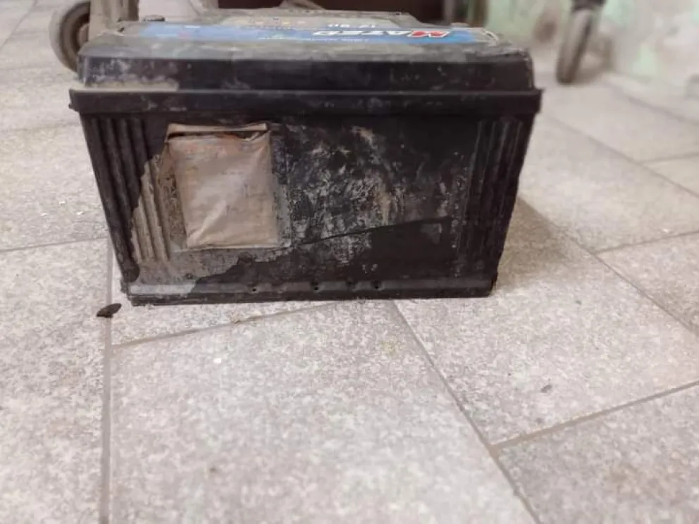 Un hombre quedó detenido tras robar una batería y herramientas en la ciudad