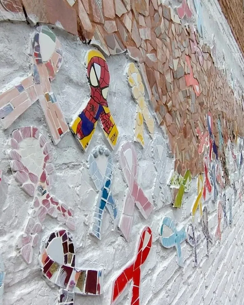 Inauguran obra de mosaiquismo en homenaje a personas que padecieron cáncer 