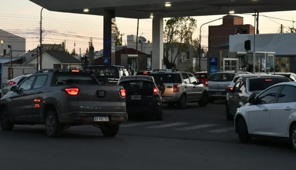 Aumenta la nafta: ya hay largas filas en las estaciones de servicio en Cipolletti