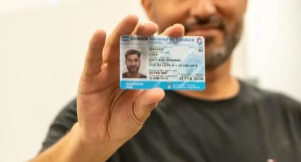 Por falta de plásticos no entregan los carnets de conducir en Cipolletti