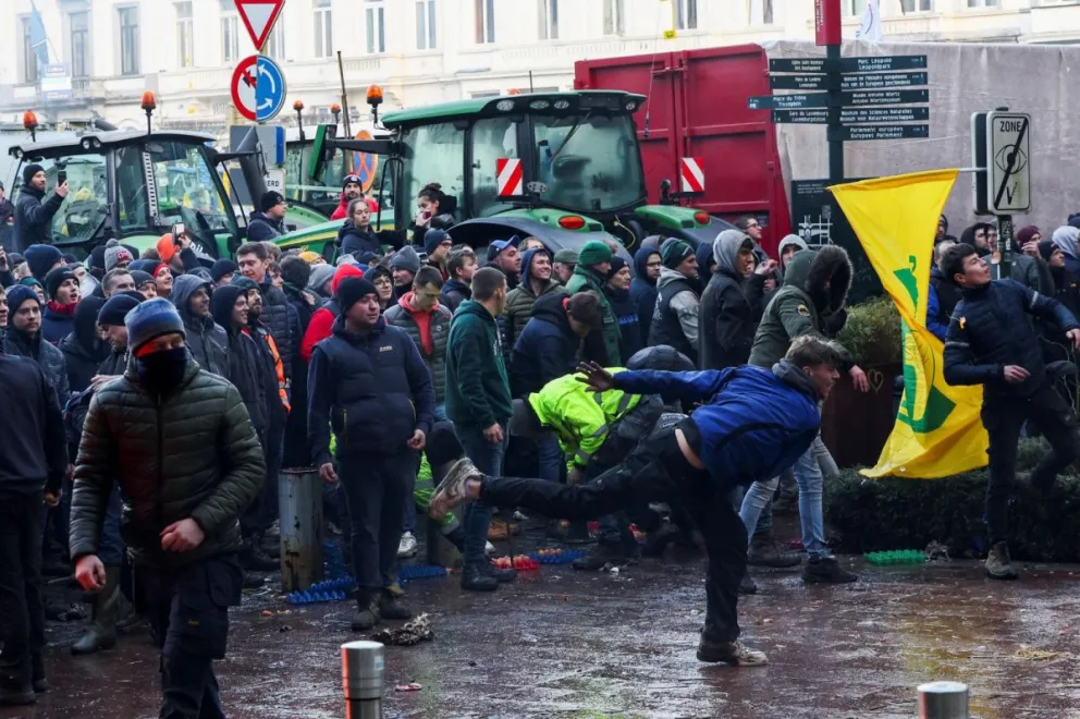 Protesta de agricultores europeos se trasladó a la cumbre de la UE: más de mil tractores bloquearon las calles