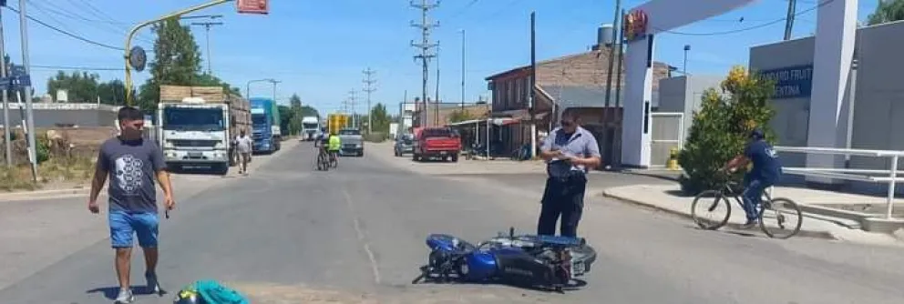 Choque entre una moto y una camioneta deja a un joven herido