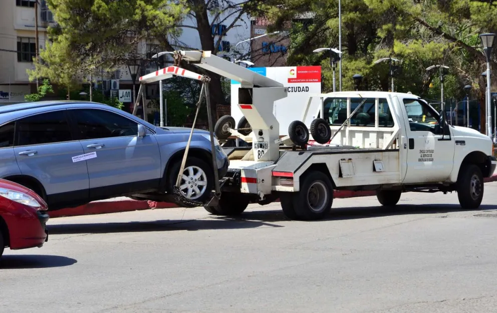 Fiesta de la Confluencia 2024: la municipalidad retirará todos los autos mal estacionados   