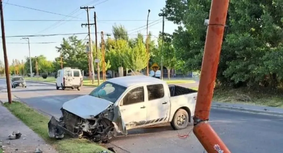 Impactó de lleno contra un poste de luz y dejó la camioneta abandonada