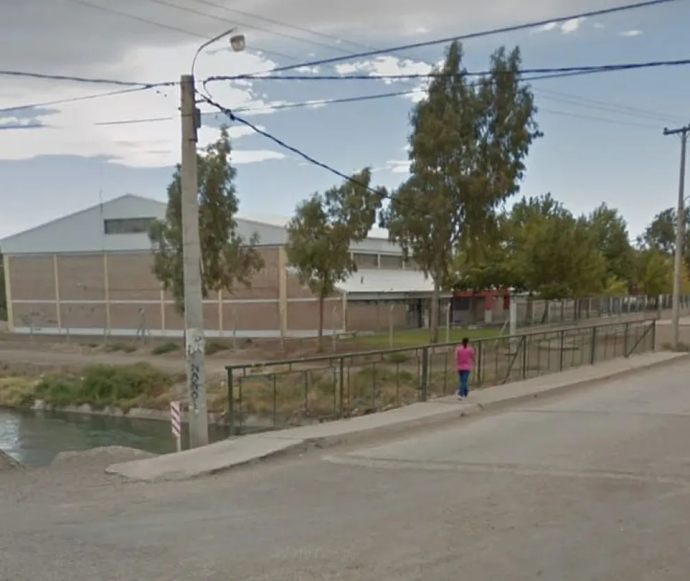 Investigan cómo un joven terminó con heridas de bala debajo de un puente
