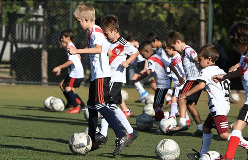 La Escuela de fútbol de River llega dos ciudades del Alto Valle, entérate cómo anotarte