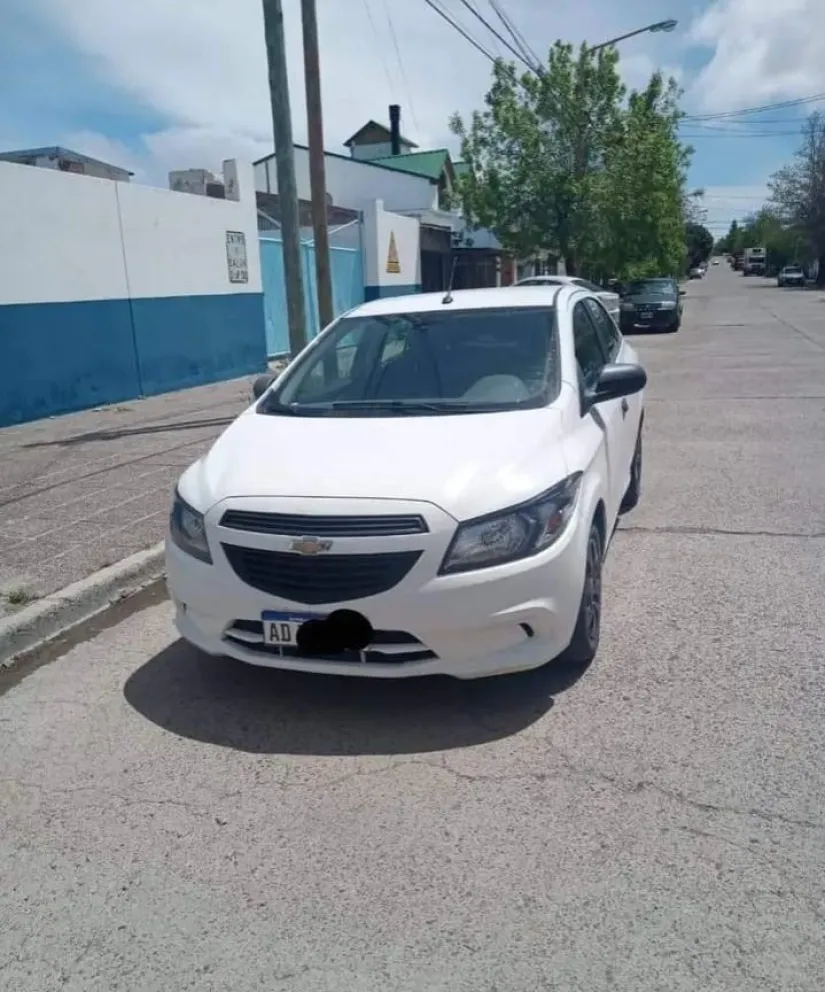 Compraron un auto pero el dueño los engañó y se fugó con todo el dinero
