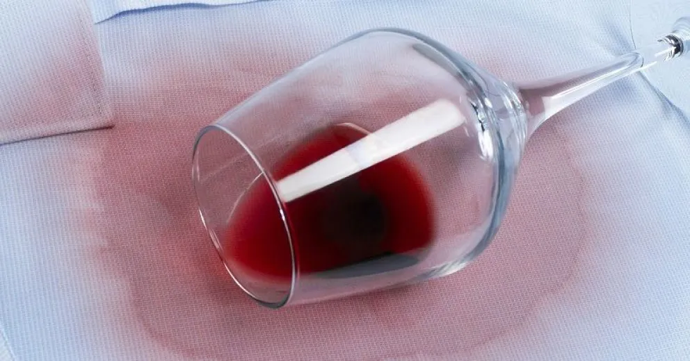 El truco eficaz para eliminar manchas de vino con leche