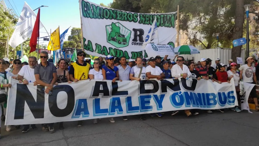 Marchas y asambleas en Cipolletti y Neuquén en contra de la Ley Ómnibus 