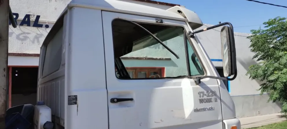 Un chofer del camión recolector de residuos fue golpeado, y atacado con piedras mientras trabajaba
