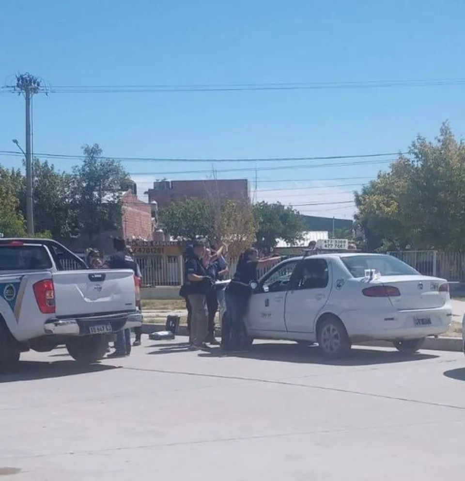 Balearon a un joven que iba en un taxi en Cipolletti