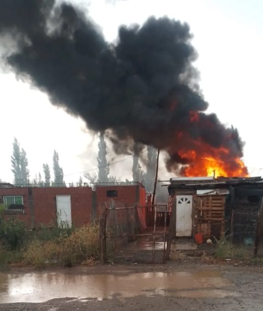 A pesar de la lluvia, los Bomberos de Cipolletti tuvieron una jornada de intenso trabajo