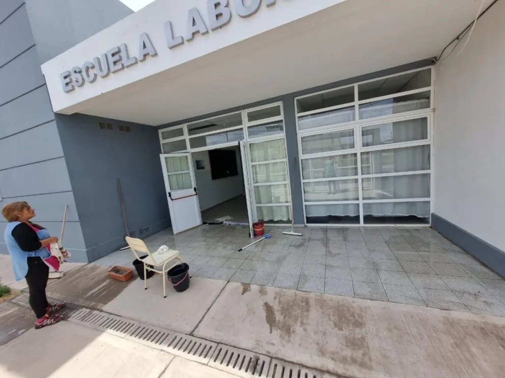 Trabajan en la puesta a punto de los edificios escolares en Cipolletti 