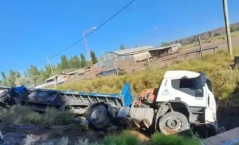 Conducía borracho y cayó con su camión en un desagüe