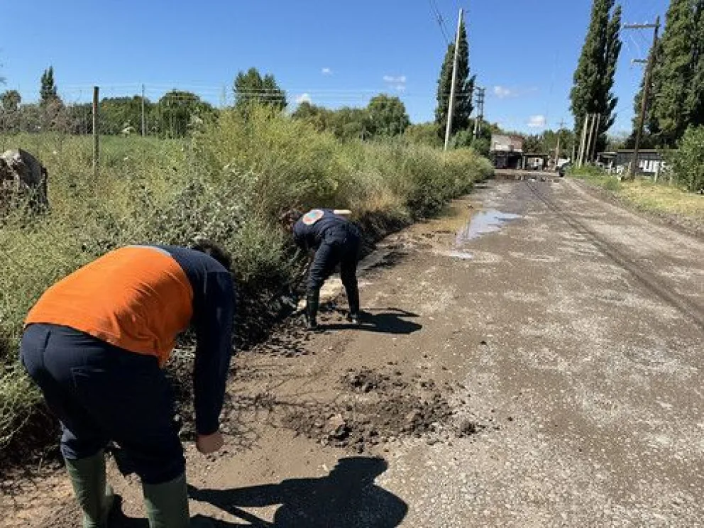Servicios Públicos trabaja en los barrios de la Margen Sur luego de la lluvia