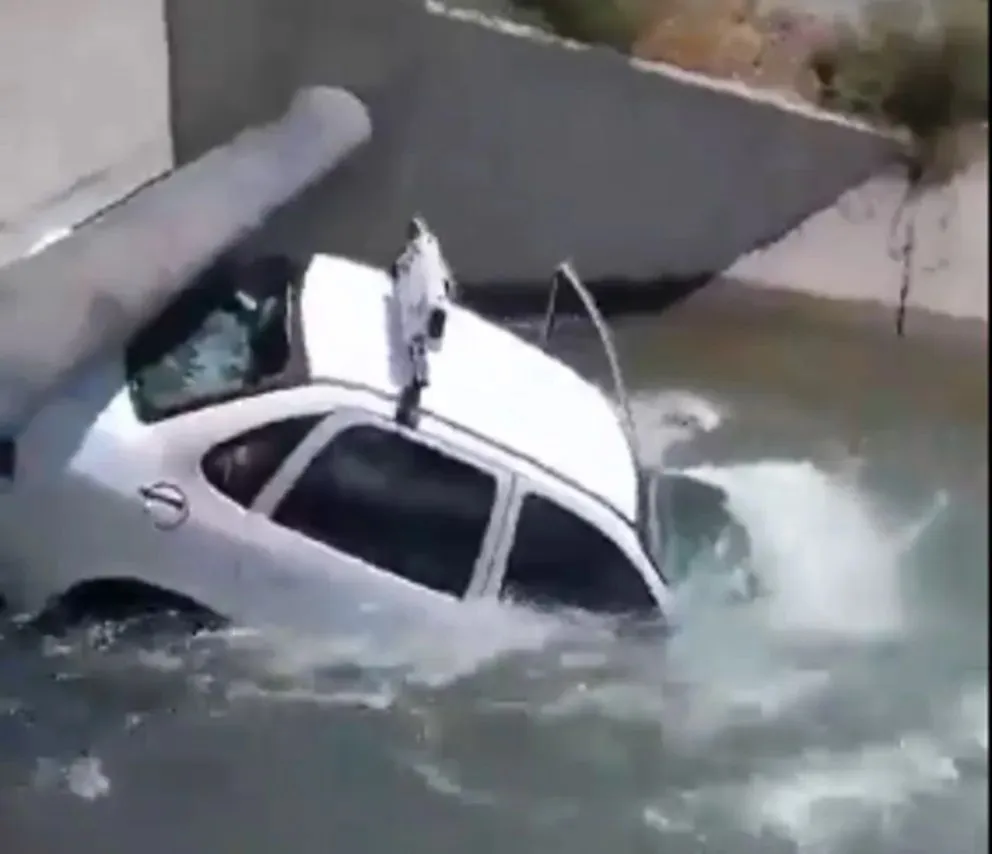 ¡Impactante! Perdió el control del auto y terminó adentro de un canal