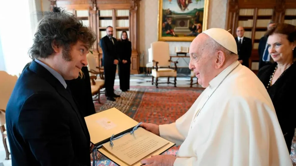 Qué regalos intercambiaron Milei y el papa Francisco durante la audiencia privada