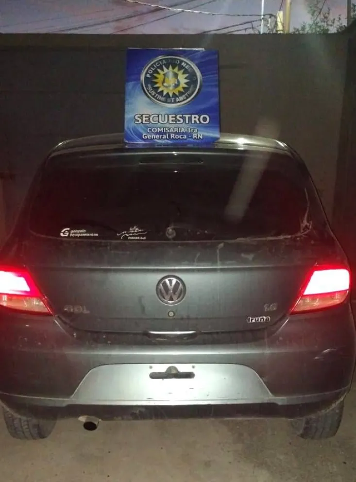 En plena madrugada los atraparon circulando en un auto que había sido robado en Cipolletti