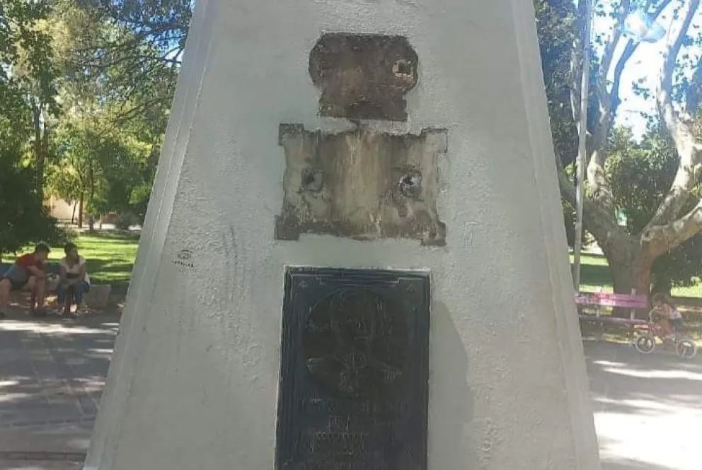 Los atraparon en pleno acto delictivo: intentaban robar placas de un monumento