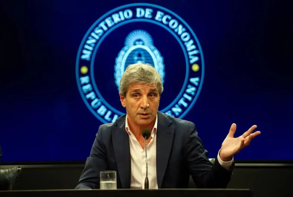 Caputo le respondió a Cristina Kirchner y le pidió "tener un poco de dignidad y permanecer callada"