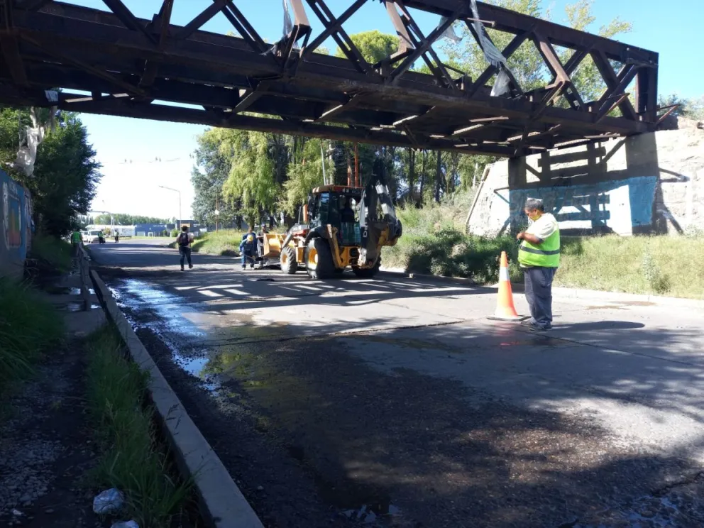 Circular con precaución: trabajadores se encuentran reparando los pozos debajo del puente ferroviario