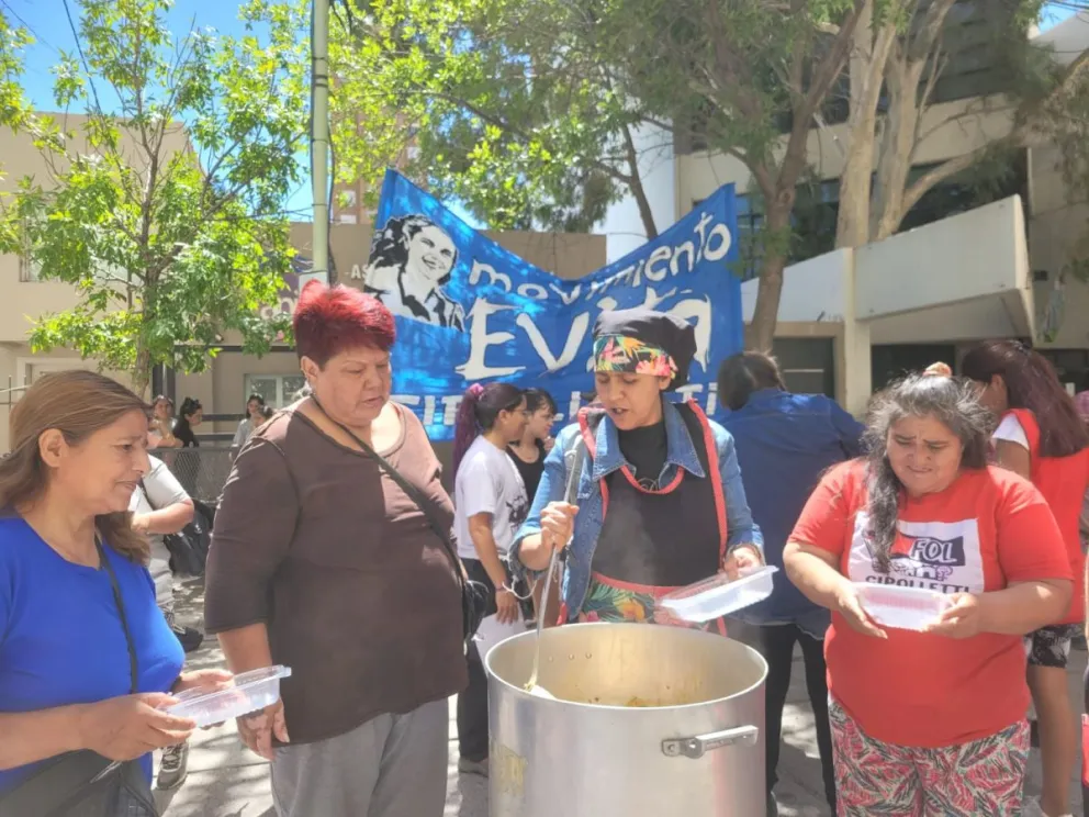 Reclamaron frente a la municipalidad de Cipolletti con una olla popular