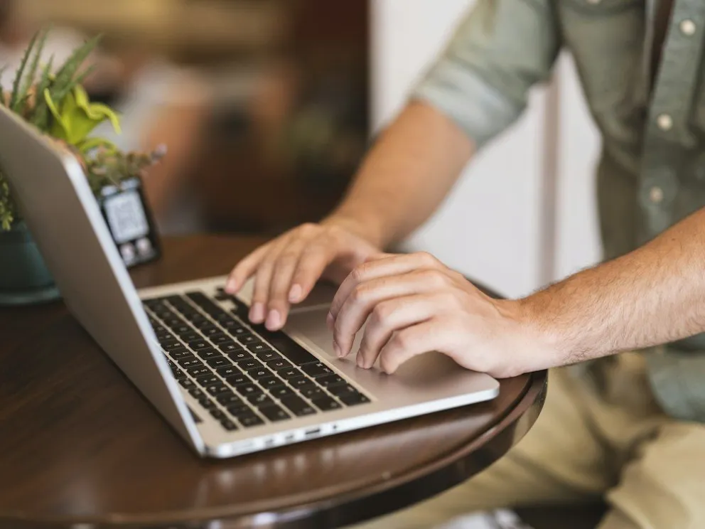 Cifra insólita: casi la mitad de los hombres usa inteligencia artificial para escribir mensajes de amor 