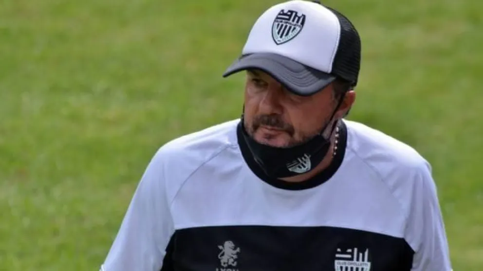 El ex entrenador del Club Cipolletti Gustavo Raggio, continúa en grave estado