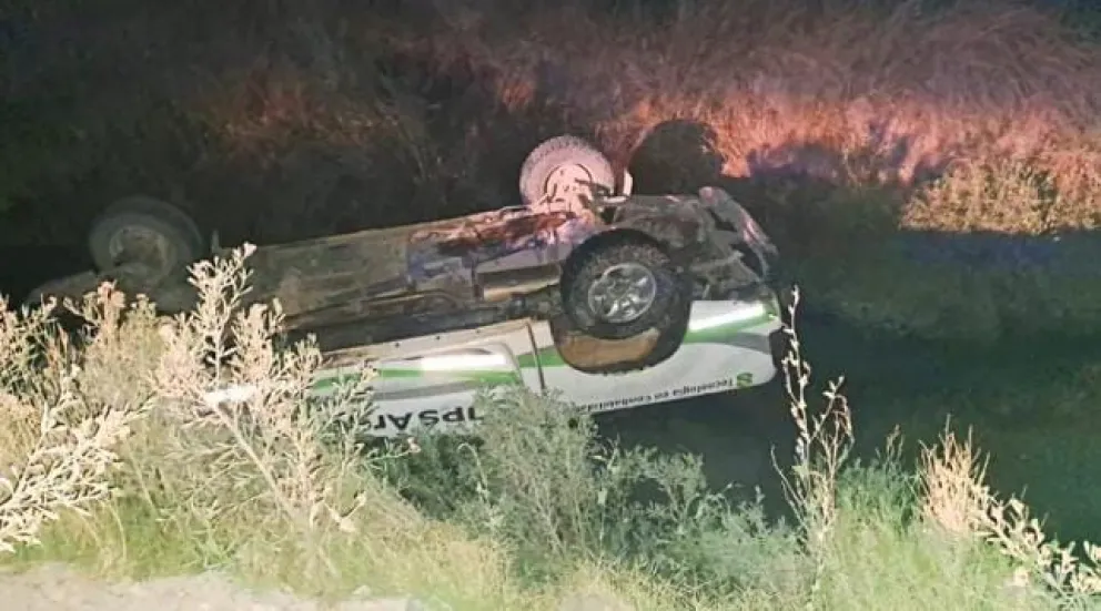 Una Toyota Hilux cayo a un desagüe y su conductor se nego a la ayuda médica