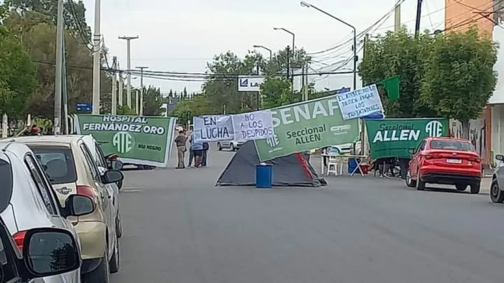 La Asociación Trabajadores del Estado acampa y protesta frente a la delegación de educación