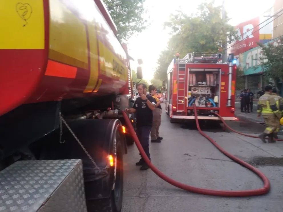 Desconcierto y temor por una explosión e incendio en pleno centro de Cipolletti